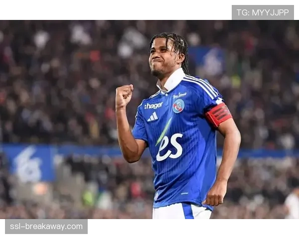 特写:斯特拉斯堡门将泽尔斯扑出点球后,激动捶打草皮 特写:斯特拉斯堡门将泽尔斯扑出点球后,激动捶打草皮